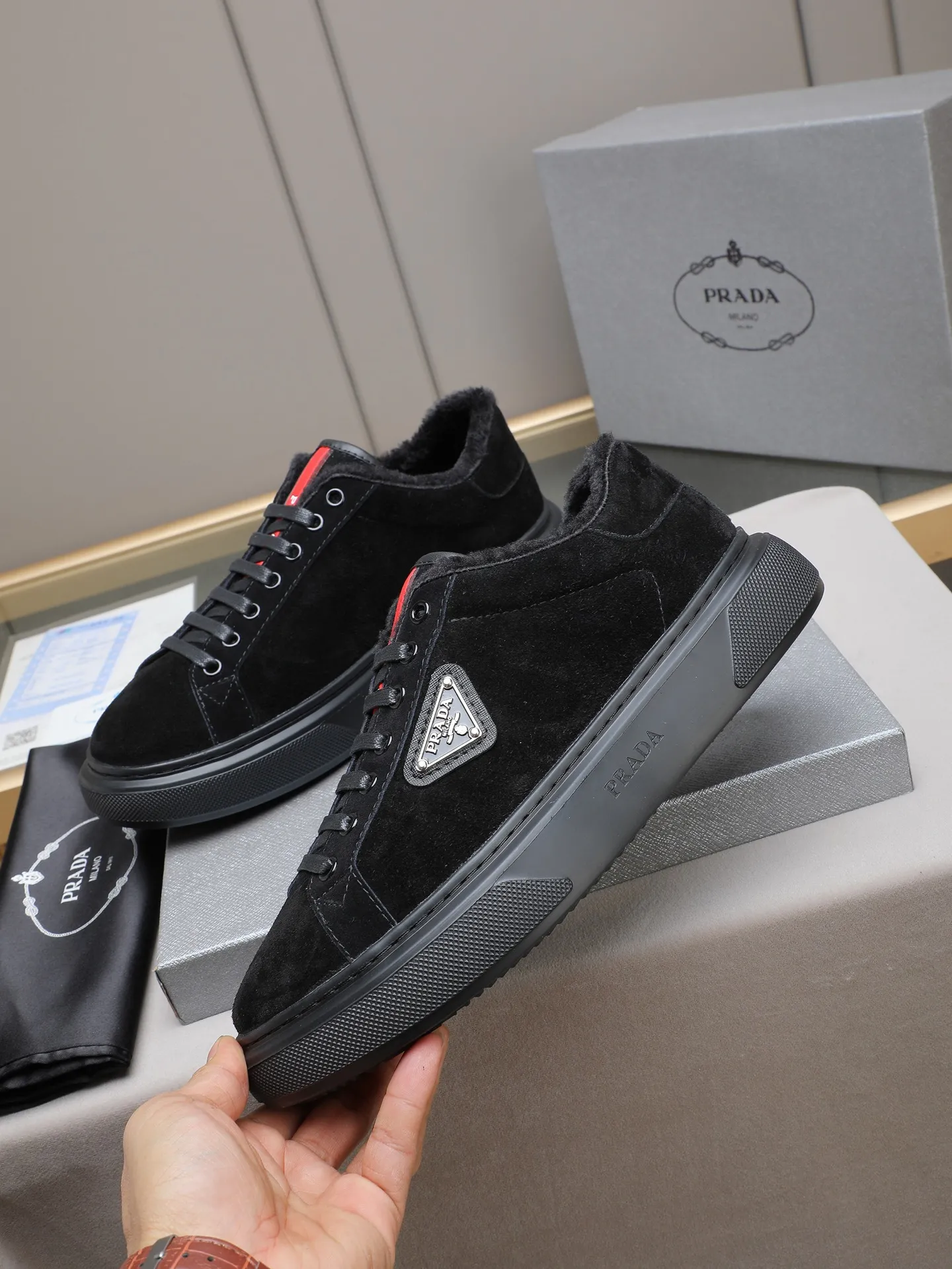 PP440 Prada/Prada men's new casual shoes, this upper is made of imported calfskin + velvet lining! The outside is decorated with the P family's classic metal triangle enamel logo, and the outsole is made of non-slip sports foam ultra-light outsole, which feels good on the feet and is a fashionable and fashionable item! Four colors to choose from!  Size: 38-44 (45 customized)
